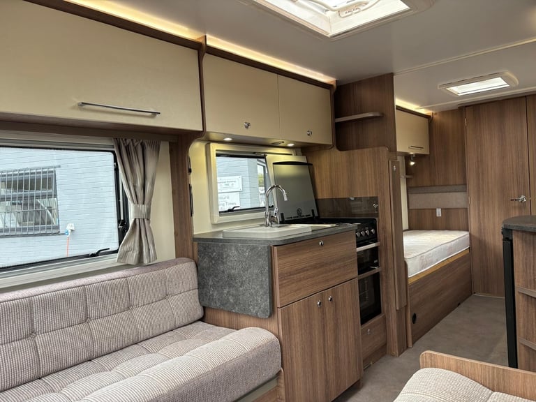 2019 Bailey Phoenix Vogue 642 SE Fixed Beds, End Washroom, 12 Months Warranty