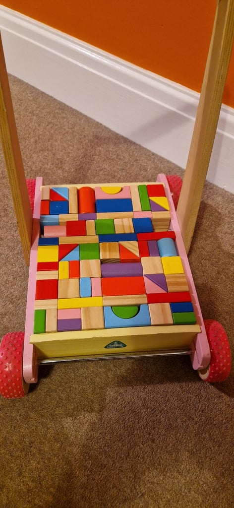 EARLY LEARNING CENTRE WOODEN PUSH ALONG TROLLEY WITH BRICKS. EXCELLENT.