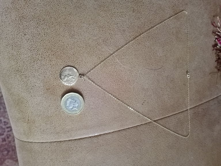 9 CT HALLMARKED GOLD ST CHRISTOPHER ON AN 18 INCH 9 CT CHAIN 