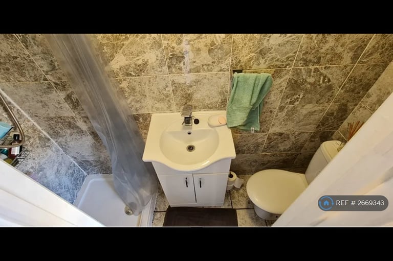 3 bedroom flat in St. Mary Road, London, E17 (3 bed) (#2669343)