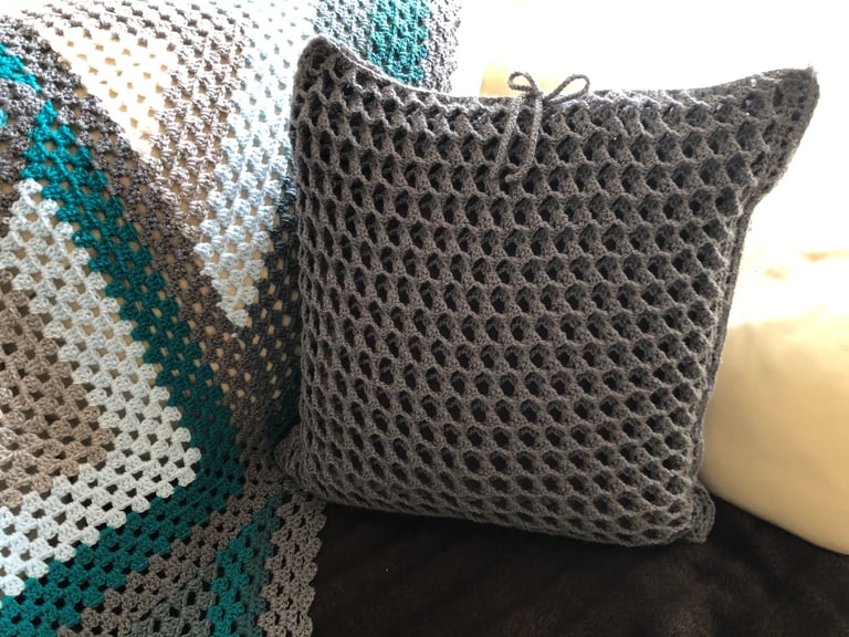 Handmade Crochet Blanket 155x155cm with 2 Free Cushion Covers – Beautiful Gift Set