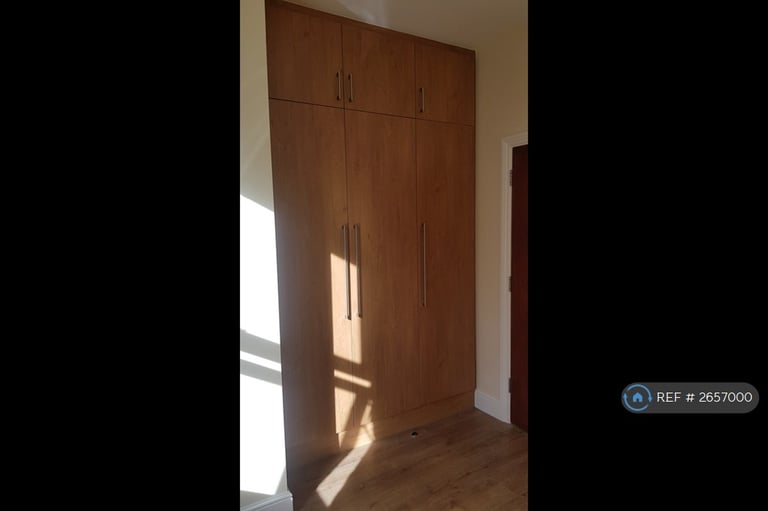 1 bedroom flat in Ferme Park Road, London, N4 (1 bed) (#2657000)