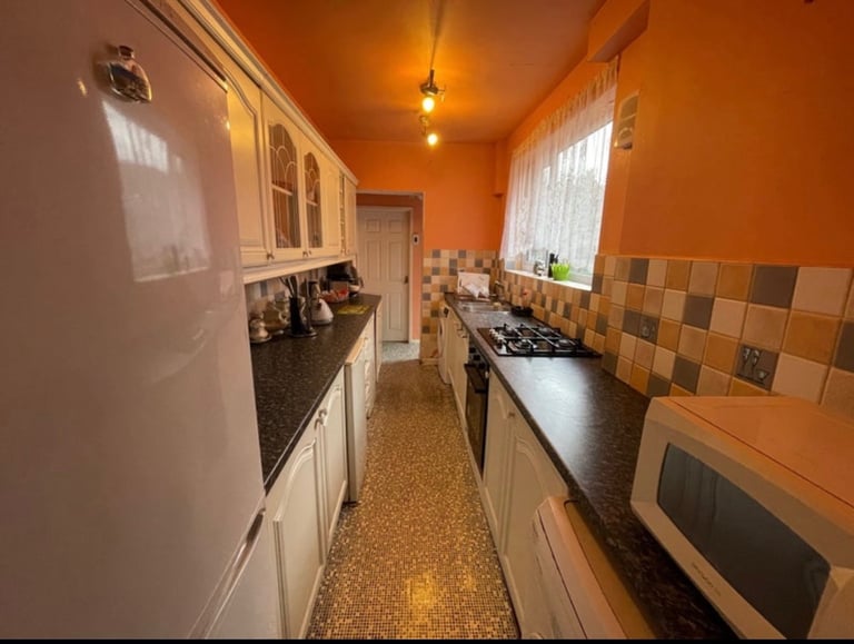 Extra large double room fully furnished near  High cross and DMU