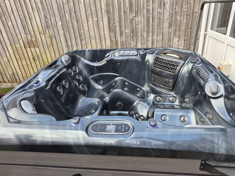 image for Hot tub 