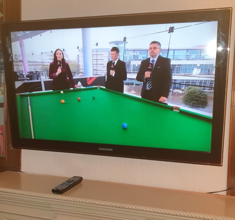 SAMSUNG 40" tv plus wall mounting kit/remote and user manual