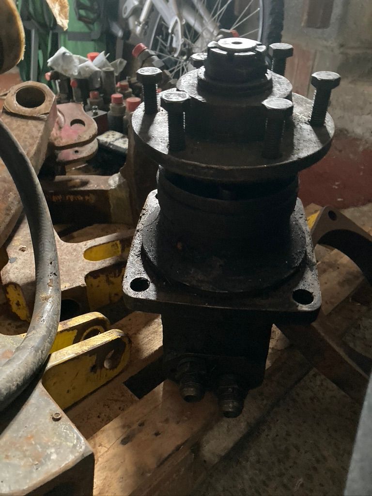 Hydraulic pump/motor (£100 each)
