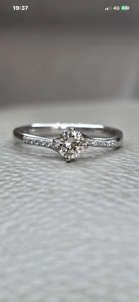 PLATINUM DIAMOND SOLITAIRE RING.