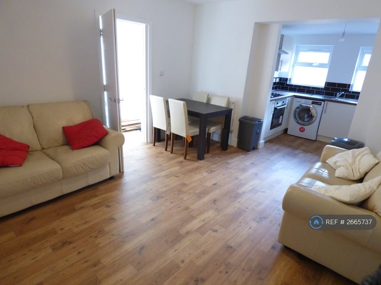 3 bedroom flat in Hsu Students Southbourne, Bournemouth, BH5 (3 bed) (#2665737)