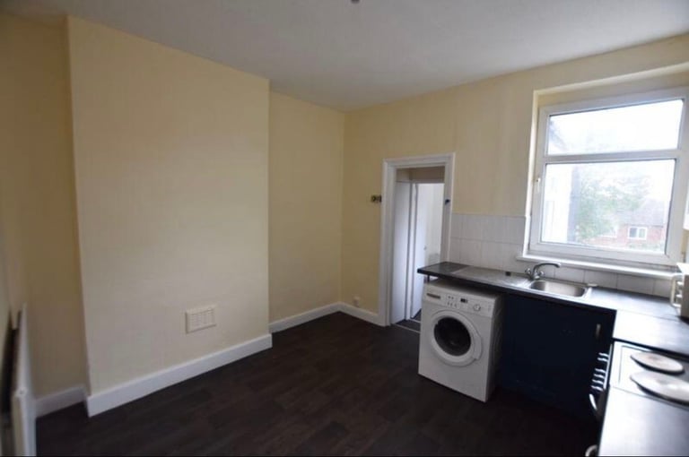 Spacious 1-2 Bedroom Flat in the Heart of Sherwood 