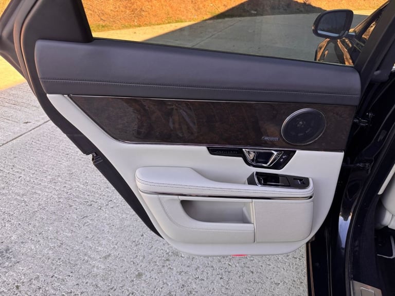 2019 Jaguar XJ 3.0d V6 XJ50 Saloon 4dr Diesel Auto Euro 6 (s/s) (300 ps) Saloon Diesel Automatic