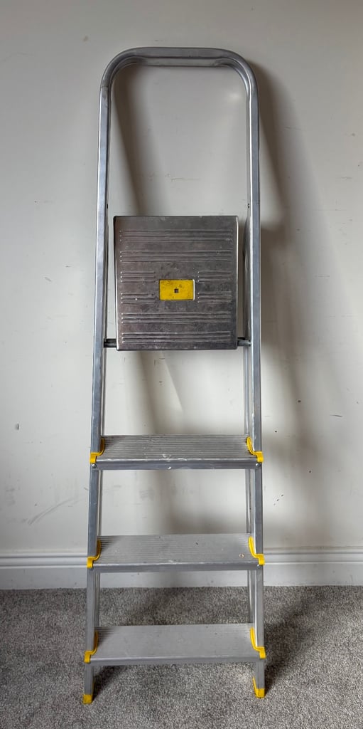 Aluminium step ladder