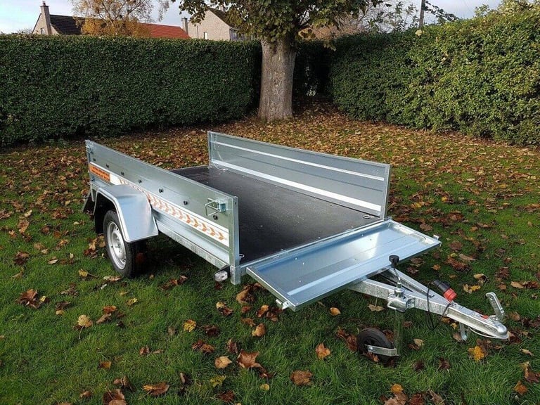 BRAND NEW 7,7ft x 4,2ft SINGLE AXLE FLAT TRAILER WITH RAMP 750kg