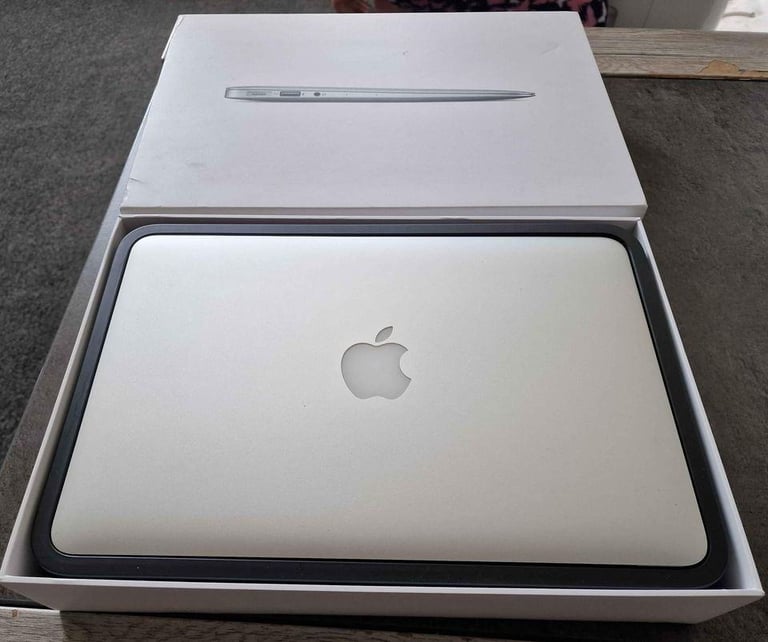 Macbook Air 2015. Complete in Box - Intel Core i5