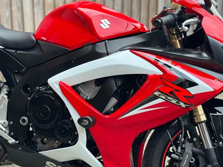 SUZUKI GSXR 600 K7 2007 (07) SUPER SPORT + 14,000 MILES + AKRAPOVIC 