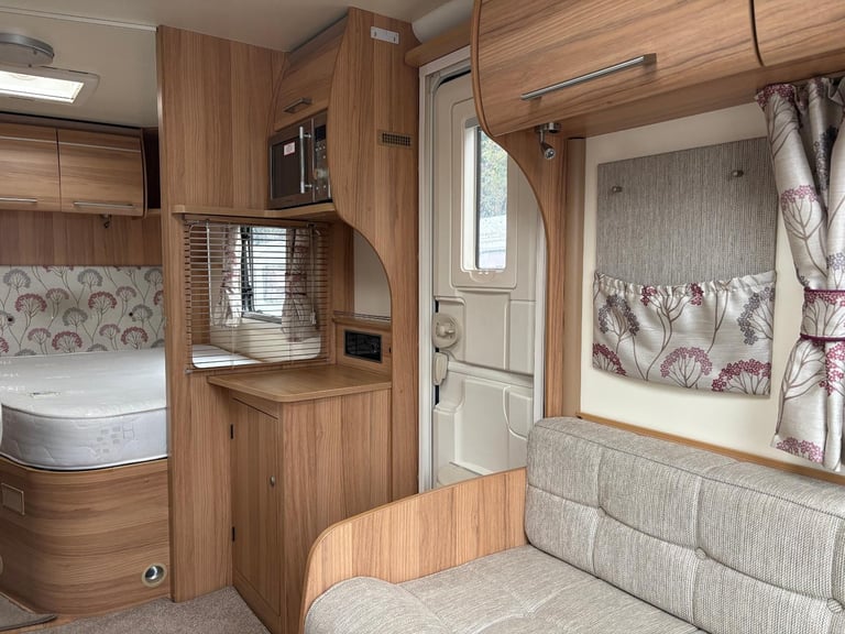 BAILEY PEGASUS VERONA - FIXED BED CARAVAN WITH END WASHROOM AND MOTORMOVER