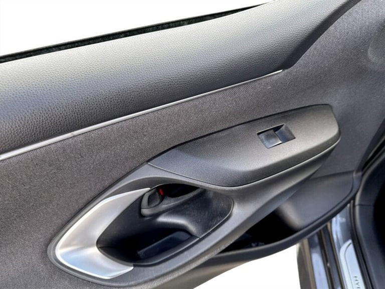 Toyota Yaris VVT-h Design Hatchback HYBRID Automatic