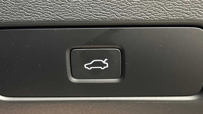 2024 Volvo XC40 2.0 B4P Ultra Dark 5dr Auto SUV Petrol Automatic