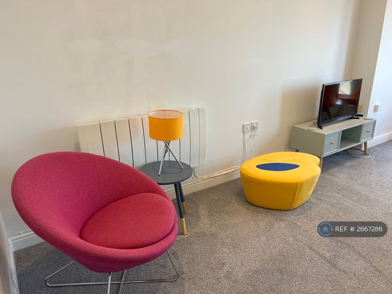 2 bedroom flat in Royal Esplanade, Margate, CT9 (2 bed) (#2667286)