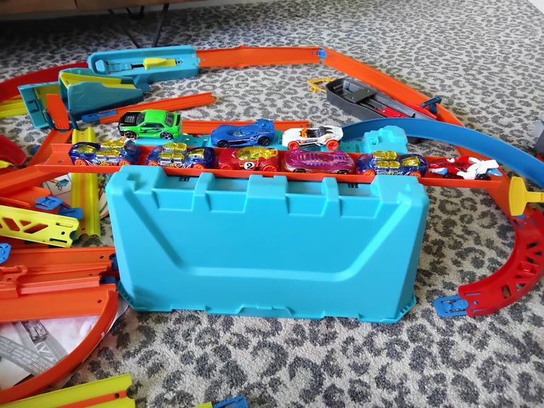 HOTWHEELS TRACK AND CARS