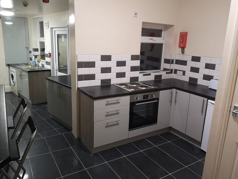 DSS only shared house - close to the High Street 