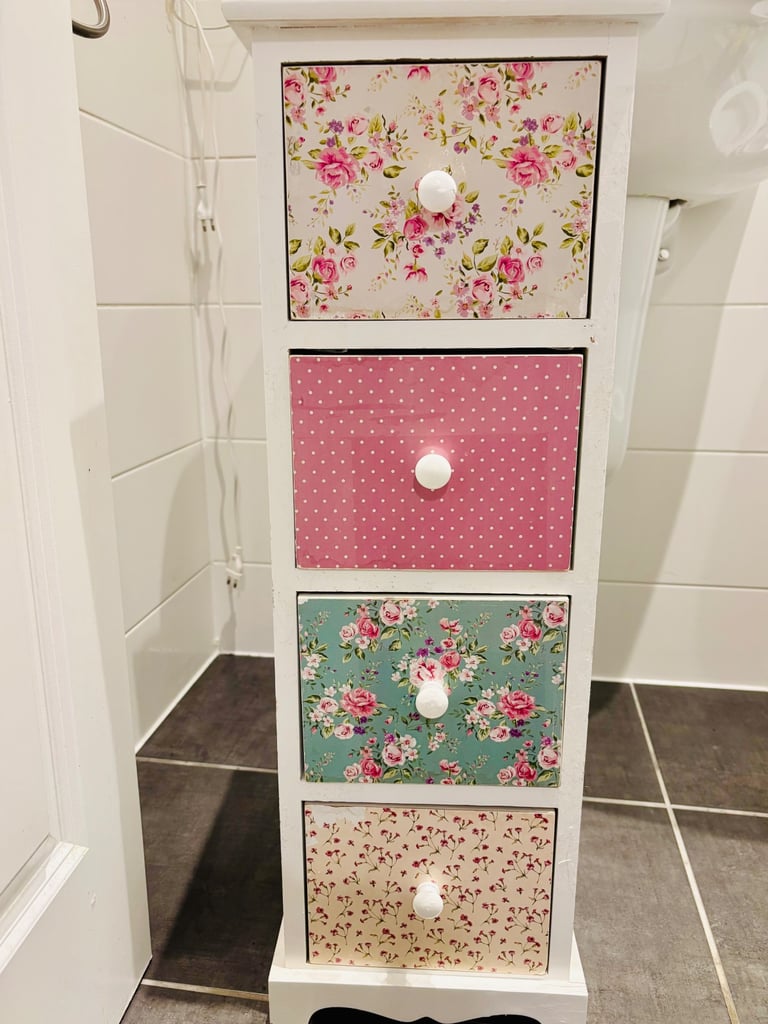 Small cabinet / bedside table