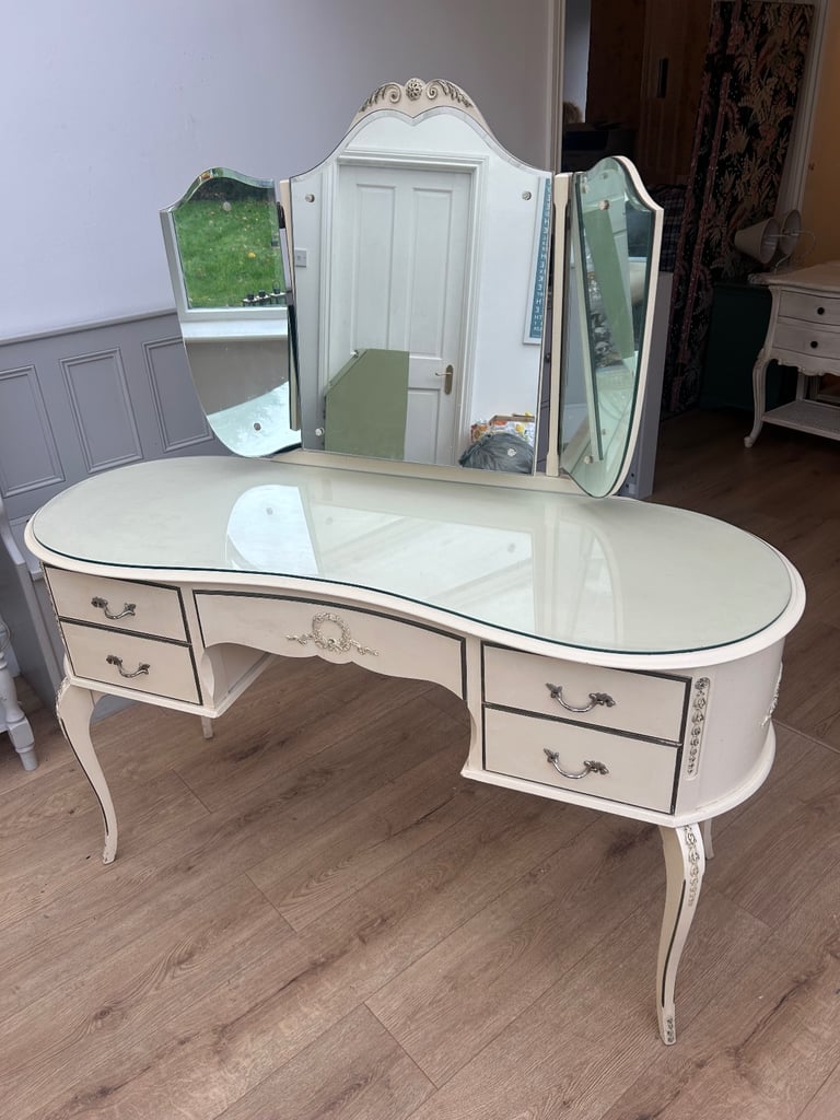 French-Style Dressing Table with Triple Mirror – Cream / Antique Finish