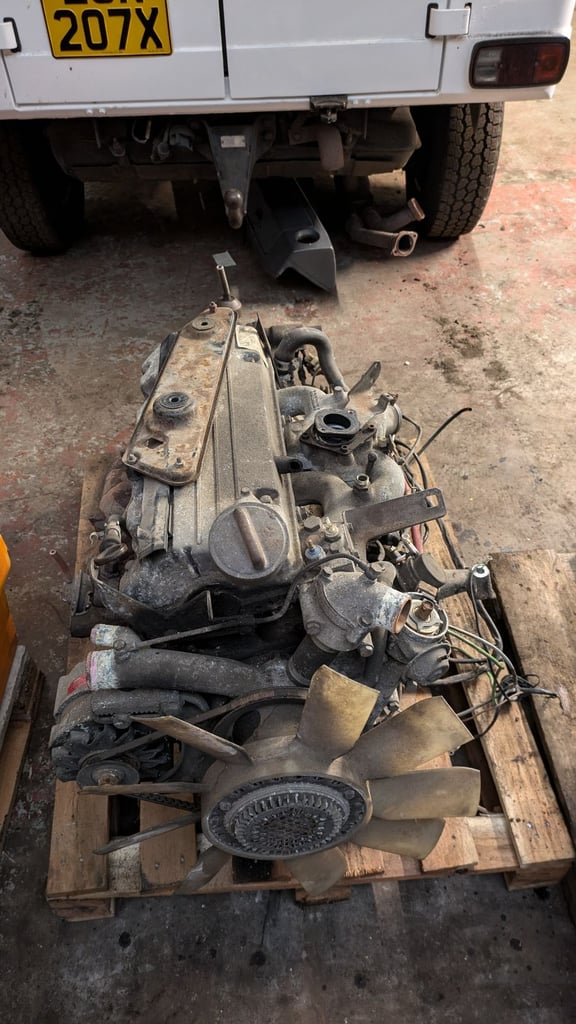 Mercedes T1 210 310 M102 engine 