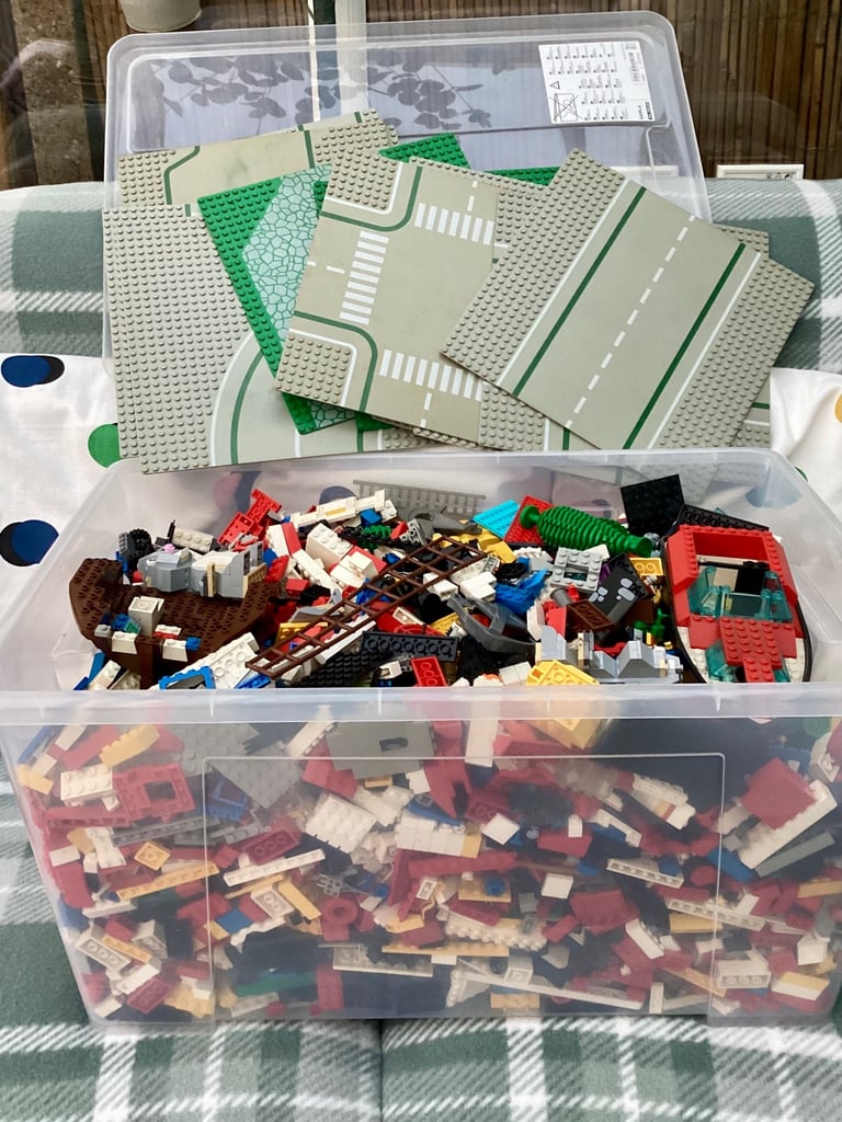 Huge amount of mostly retro mixed Lego 