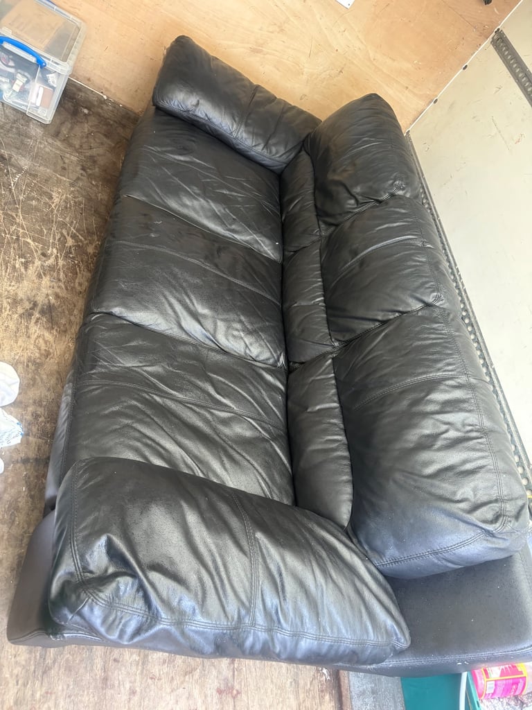 image for LEATHER SOFAS IN BLACK FREE TO COLLECT 