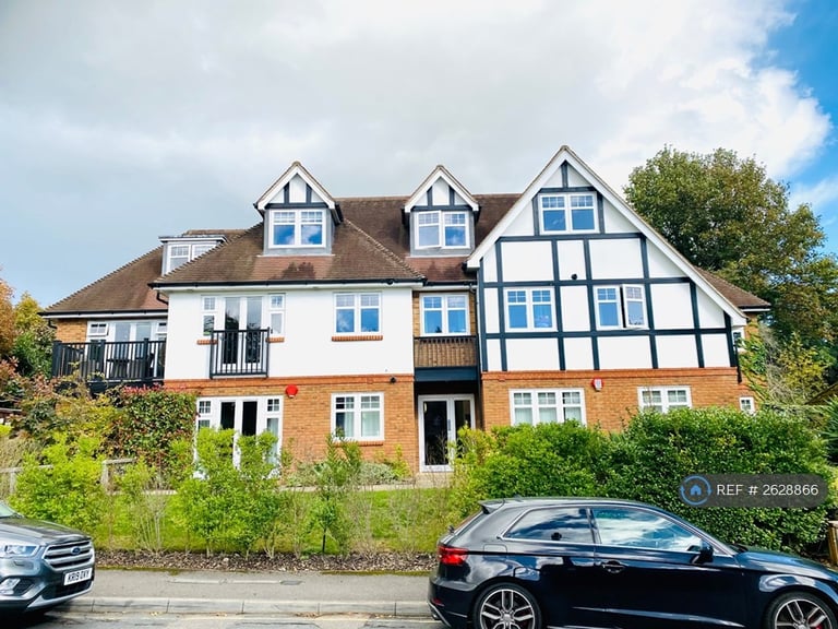 2 bedroom flat in Tetten Hall, Woking, GU22 (2 bed) (#2628866)