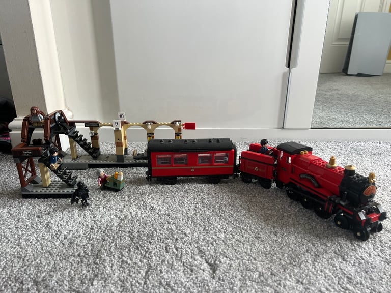 Lego Harry Potter Hogsworth Train Set And Train Station