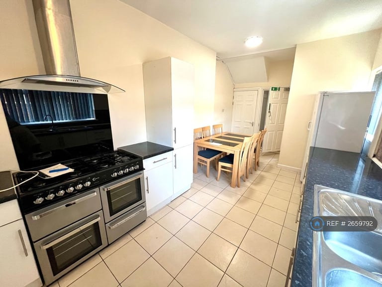 6 bedroom house in Radford Road, Leamington Spa, CV31 (6 bed) (#2659792)