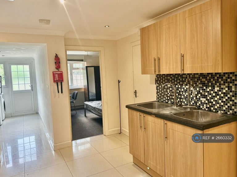 8 bedroom house in Blenheim Road, Reading, RG1 (8 bed) (#2660332)