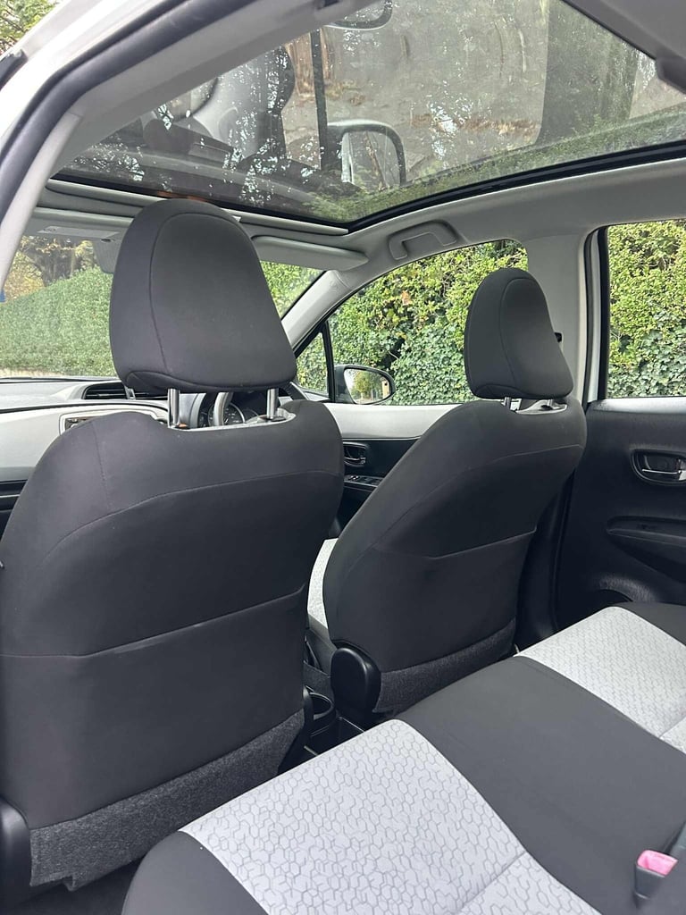 2011 Toyota Yaris 1.33 VVT-i T Spirit 5dr-10 service stamps HATCHBACK Petrol Manual