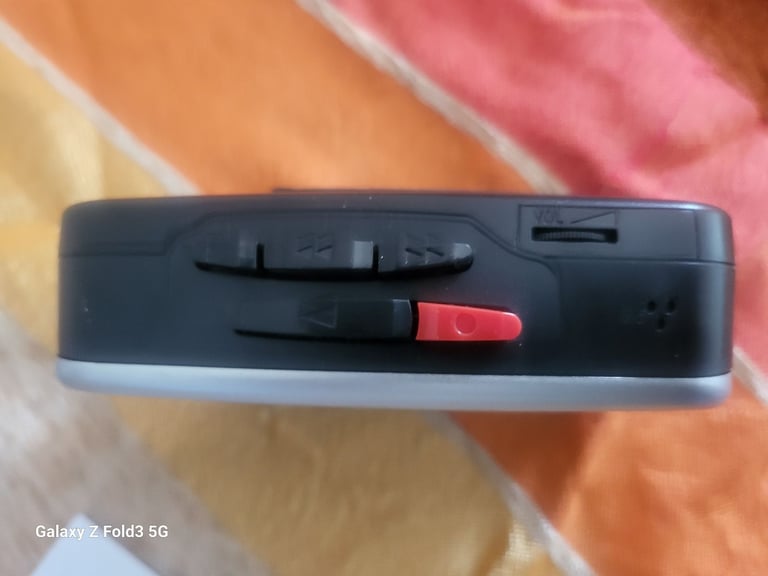 Groove GV-PS525 Portable Walkman Personal Cassette Player Radio Recorder Silver