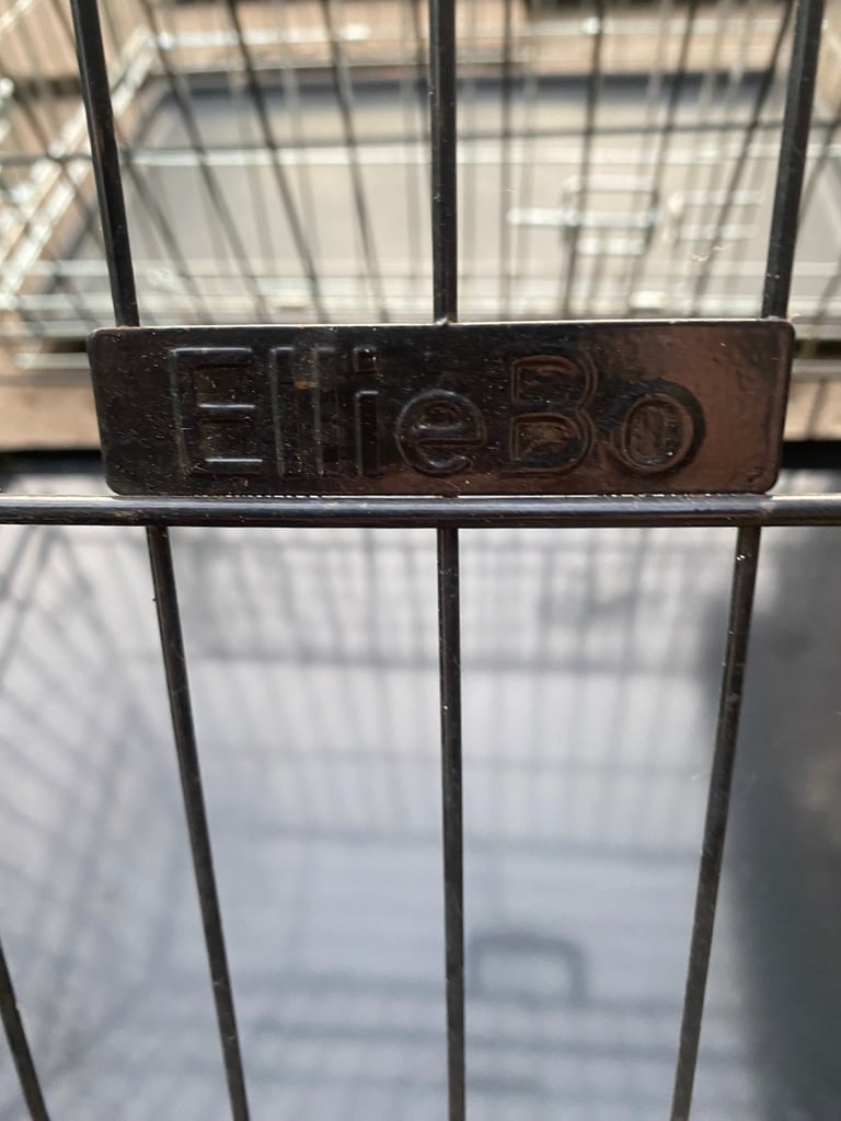 Dog cages x3 Med x2 1x Med/Large 