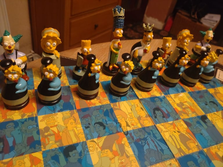 SIMPSONS CHESS SET