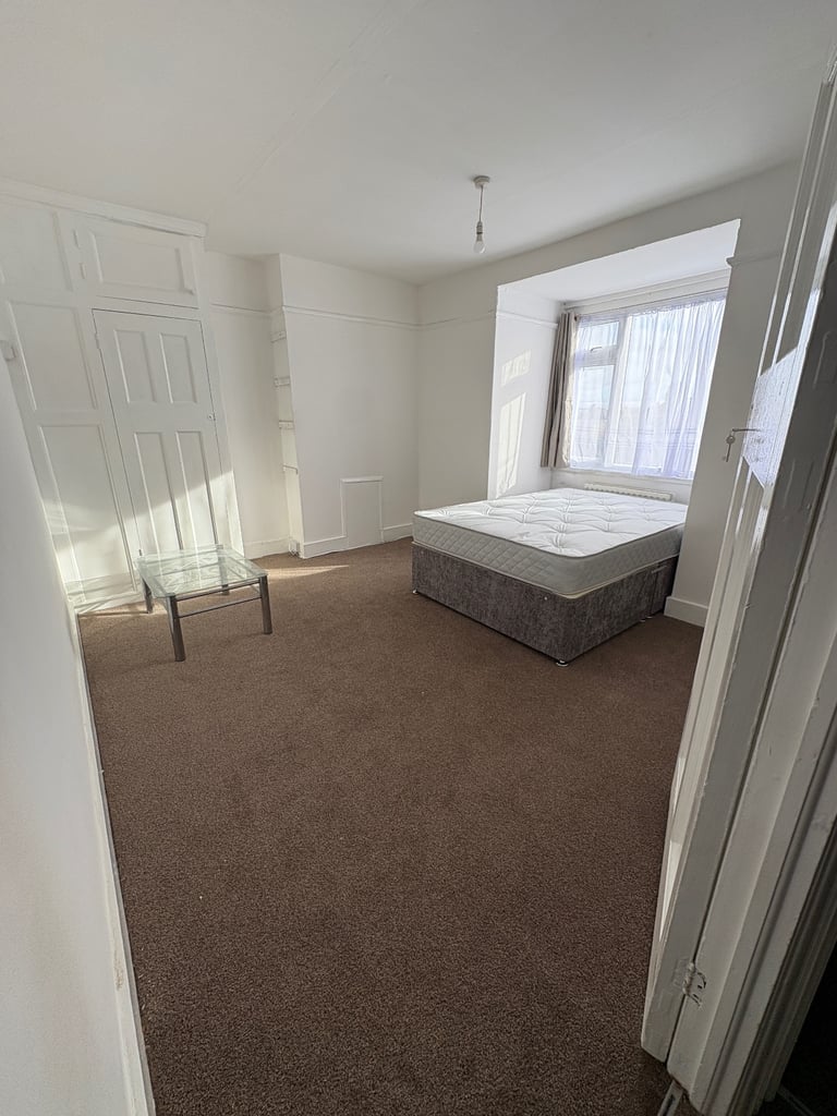 Rooms for Rent in a Shared 5-Bedroom Home