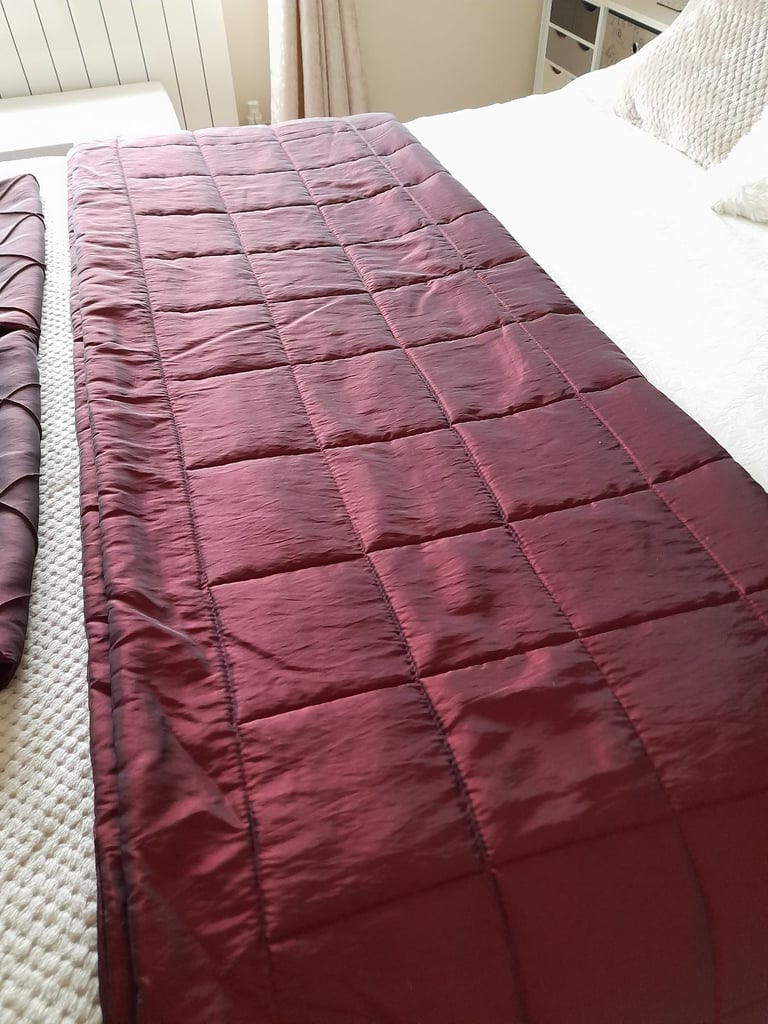 Bed throw and 2 cushion covers