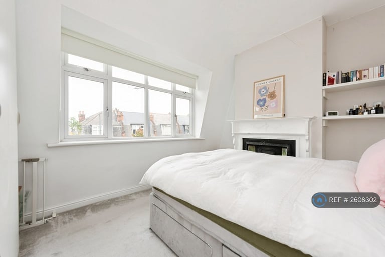 2 bedroom flat in Upper Richmond Road West, London, SW14 (2 bed) (#2608302)