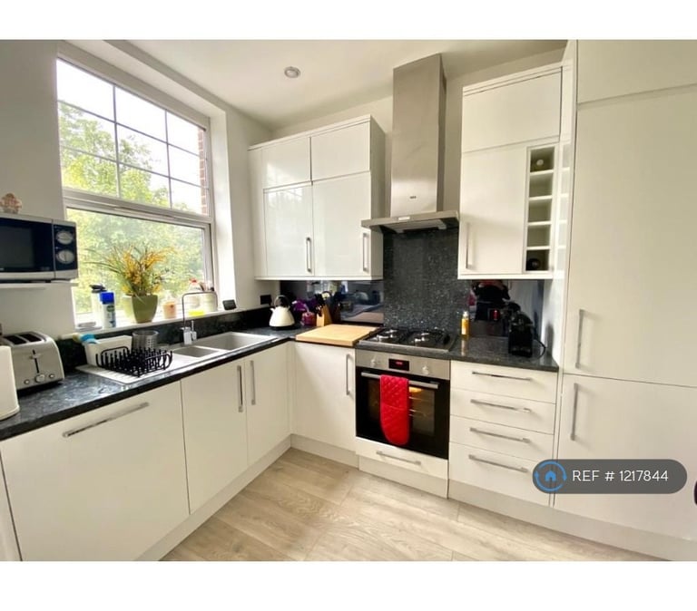 2 bedroom flat in Woodside Park Road, London, N12 (2 bed) (#1217844)