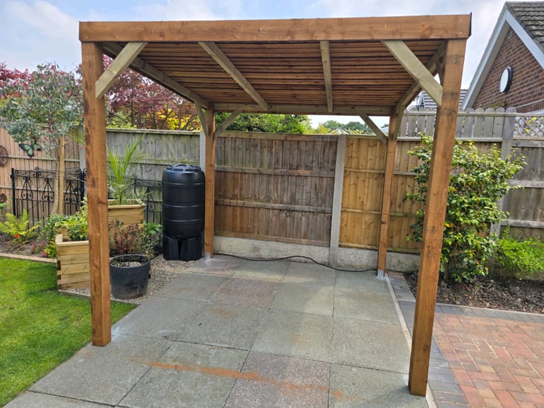 2.5M X 2.5M GAZEBO ASSEMBLED AND FELTED FREE LOCAL DELIVERY ST HELENS 