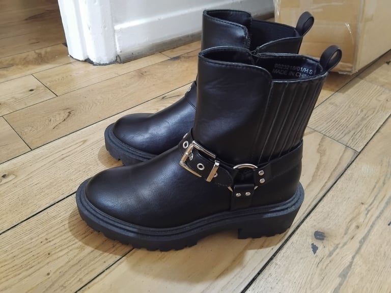 image for Brand New size 5 ladies Boots 
