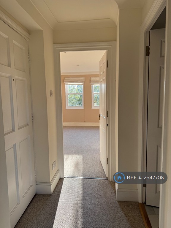 1 bedroom flat in Tonsley Heights, London, SW18 (1 bed) (#2647708)