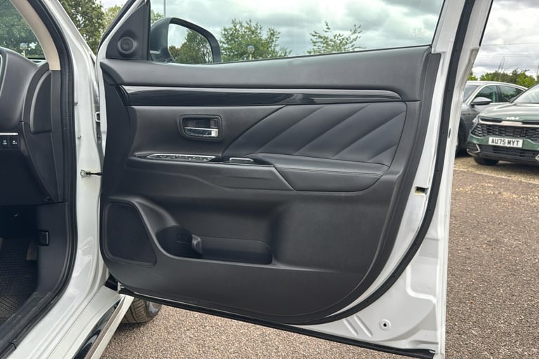  Mitsubishi Outlander PHEV 2.0h 12kwh 4hs Suv 5dr Petrol Plug In Hybrid CVT 4wd