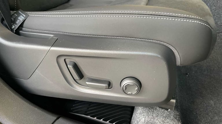 2025 Volvo XC40 2.0 B4P Ultra Black Edition 5dr Auto ESTATE PETROL Automatic