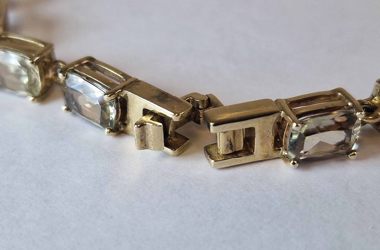 9ct Hallmarked Gold Green Sapphire Bracelet - 7.5 inches Long - Boxed - VGC