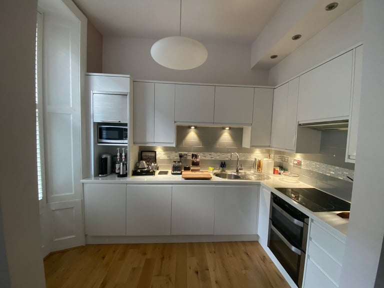 Beautiful, 2 bedroom, tenement flat with garden access – available November