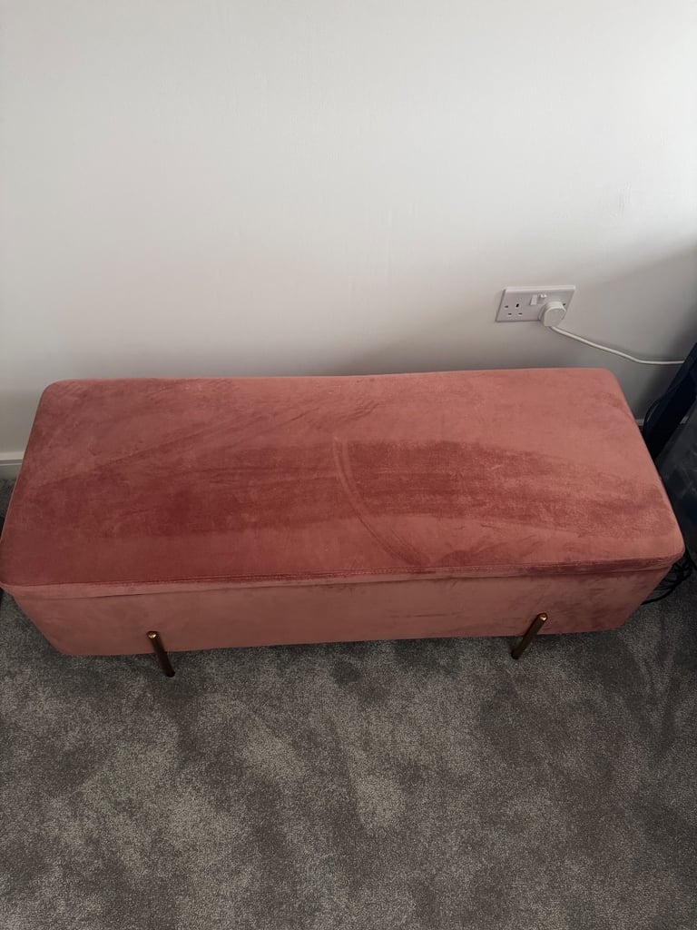 Upholstered storage bench 
