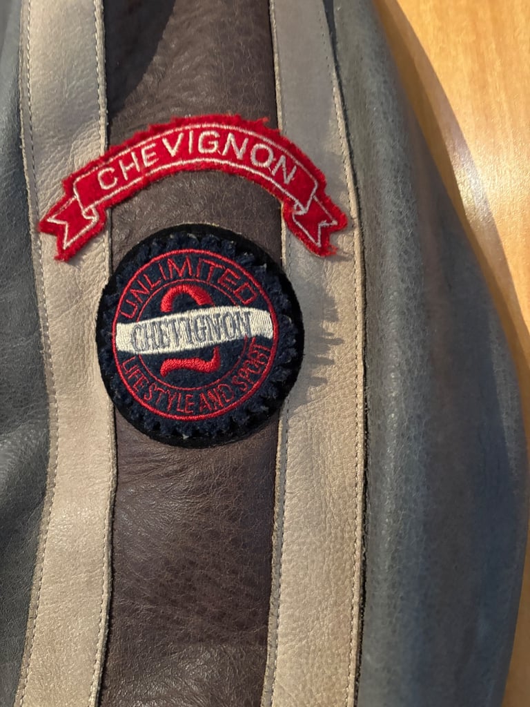 Bomber Chevignon Vintage En Cuir Et Daim Brodé (1988) – Taille M, État Très Correct, Style Années 80